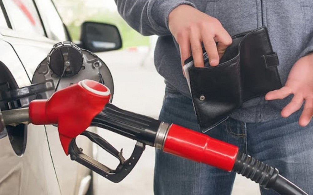 BREAKING NEWS // Carburanții se SCUMPESC din nou. Benzina se apropie de 28 lei, iar motorina de 27 lei
